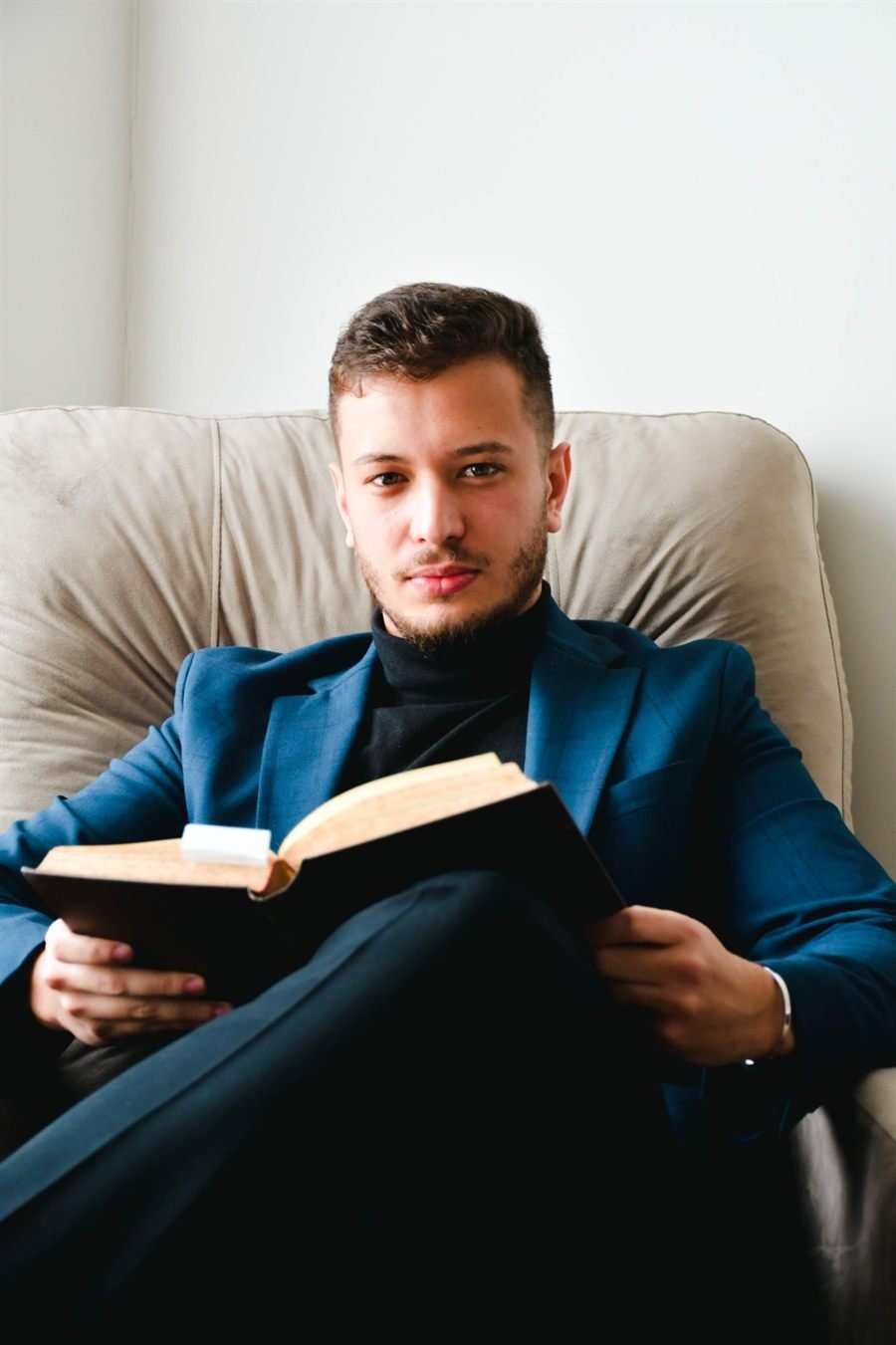 Otávio Sanchez folheando um livro